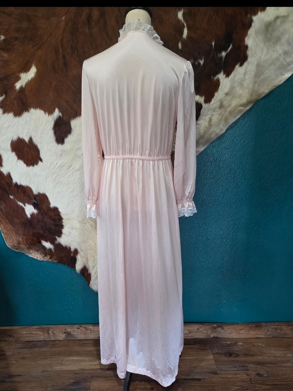 Vintage-Inspired Pink Embroidered Long Nightgown - Picture 6 of 10